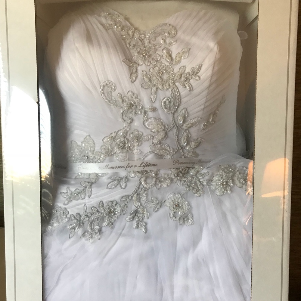 NWT Beautiful wedding dress